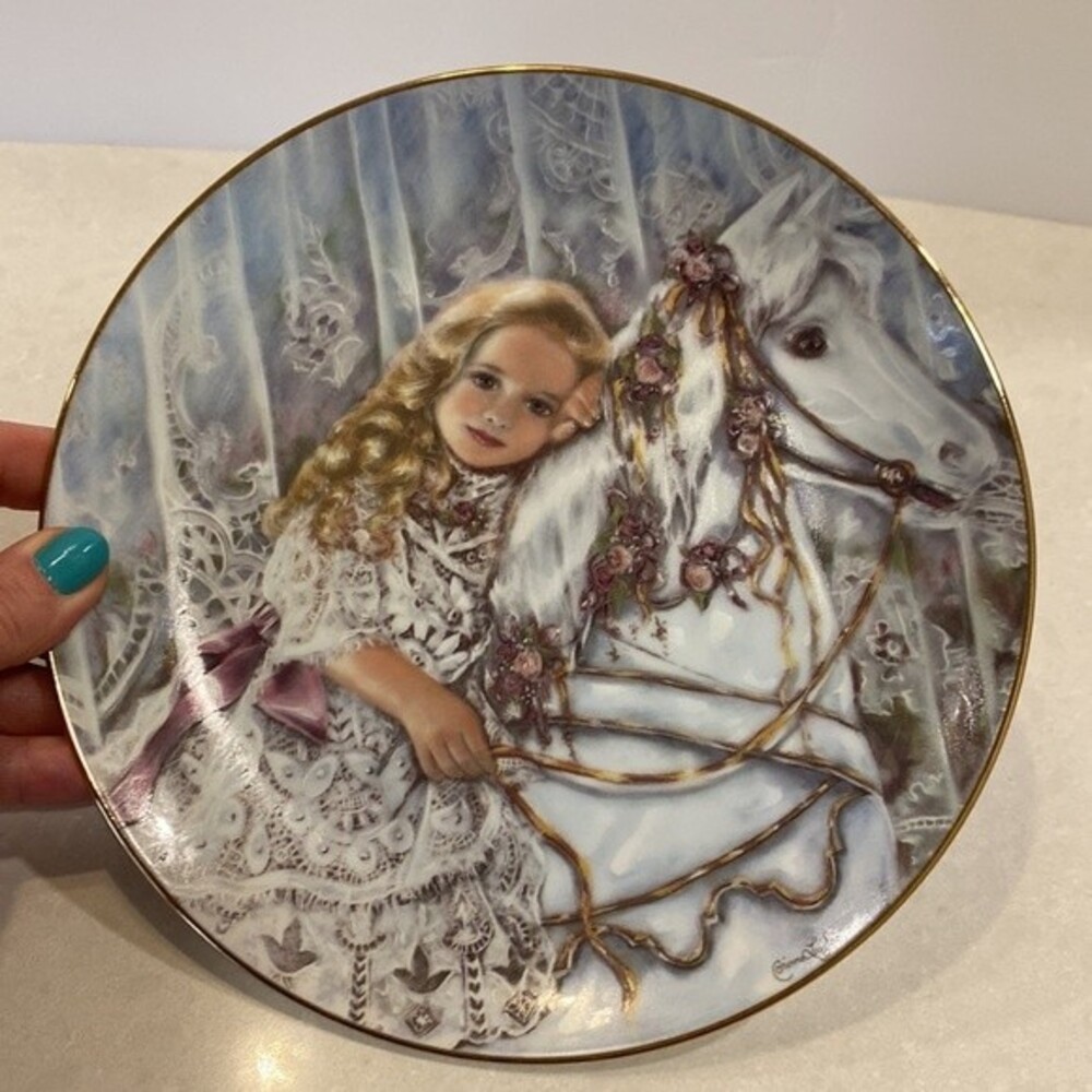 Corinne Layton Heirlooms & Lace Tess Collector’s 3rd Plate in Series #3048L - Picture 6 of 14